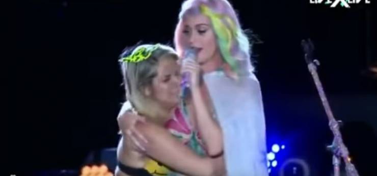 بالفيديو: موقف محرج وفاضح لمغنية شهيرة تعرضت للتحرش على المسرح!