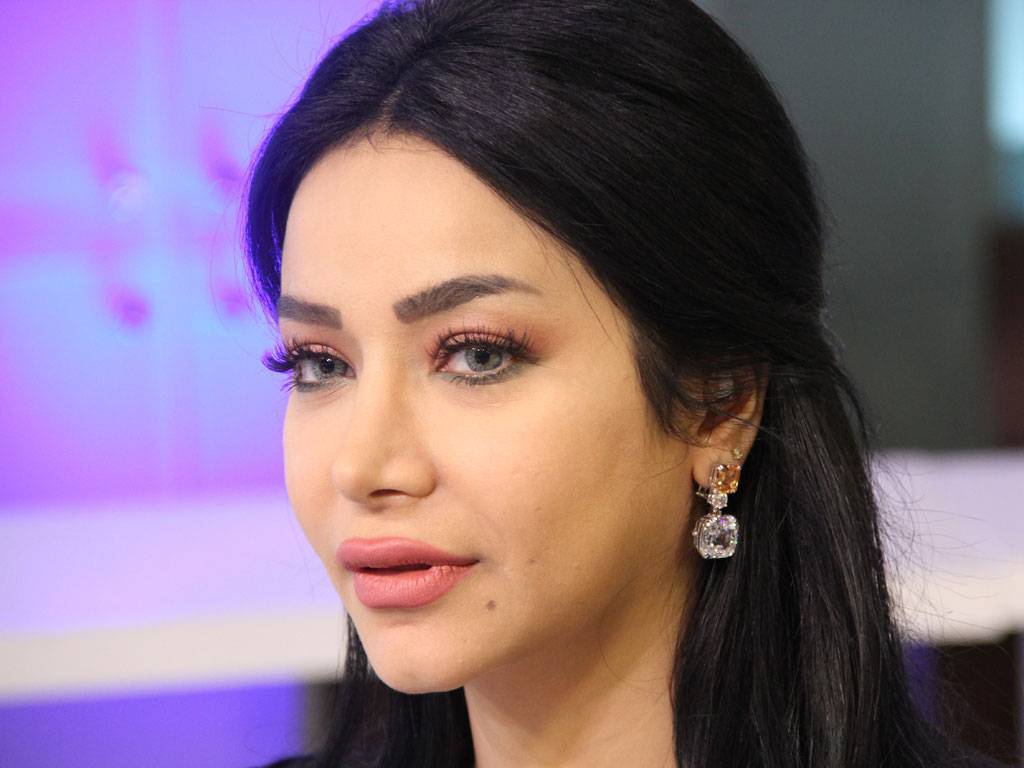 بالفيديو: لجين عمران تستحم بمشروب الشامبين!