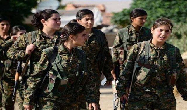 بالصورة: مقاتلة كردية تأسر 3 من عناصر "داعش"