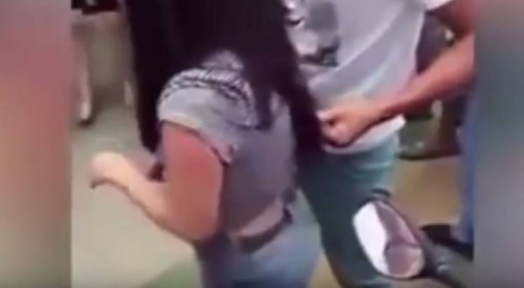 فيديو:  رجل يضبط زوجته الخائنة بصحبة عشيقها ..هذا ما فعله!