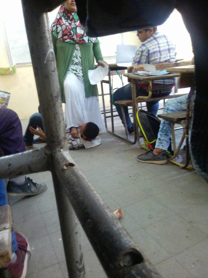 معلمة تضع قدمها فوق طالب.. ومرض القلب لم يشفع له
