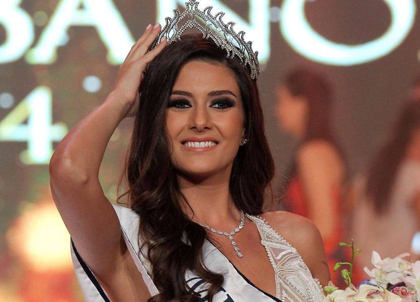 بالصورة: ملكة جمال لبنان السابقة بقبلة حارة مع زوجها!