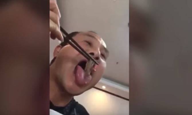 بالفيديو: إذا كانت لديك هذه الأمراض.. تناول الديدان الحية!