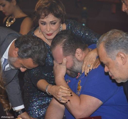 بالصور: إنهيار نجل محمود عبد العزيز ودخوله في نوبة بكاء شديدة!