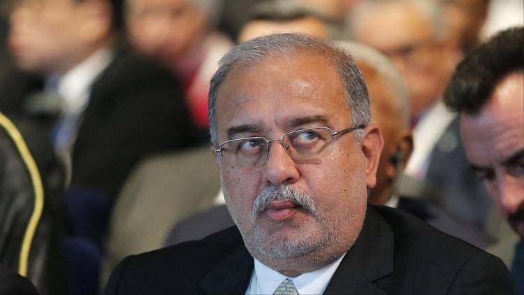 صورة.. شرطي يفتش رئيس الوزراء المصري يدويا
