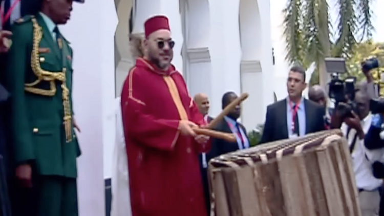 بالفيديو.. العاهل المغربي يقرع الطبول