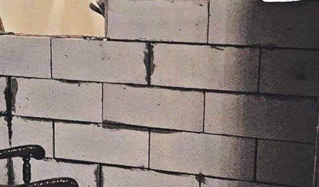 بالفيديو.. زوجان ثريان يقسمان منزلهما بجدار والسبب؟
