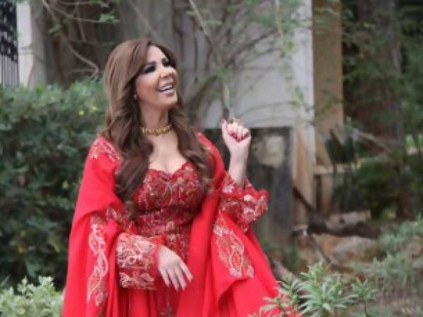 بالفيديو.. لبنانية تغني لقوات البشمركة من ساحة القتال