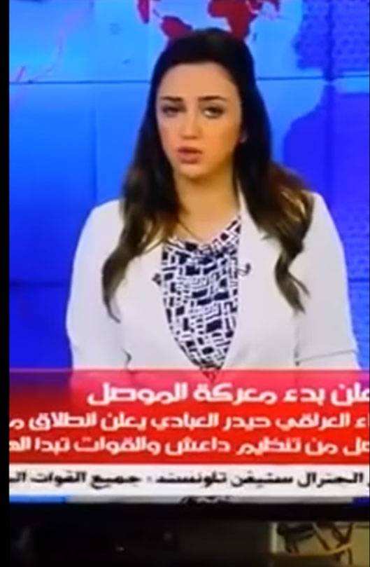 بالفيديو.. موقف محرج لمذيعة عربية أثناء قراءة النشرة