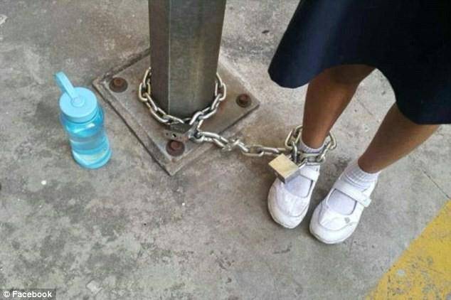 عاقبت ابنتها بربط قدمها بعامود... ماذا فعلت؟!