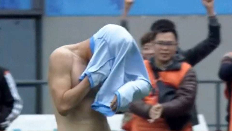 لاعب يحرج أمام الجماهير بسبب رأسه!
