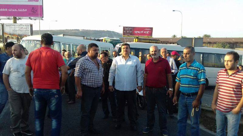 السائقون العموميون اقفلوا الطرقات الرئيسية في طرابلس