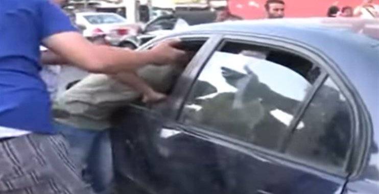 بالفيديو – من لم يلتزم بإعتصام النقل البري.. ضُرب!!