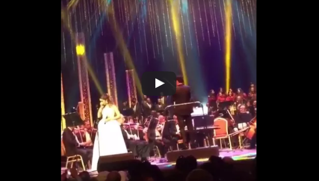 بالفيديو- فنانة تنهار بالبكاء على المسرح.. فما السبب ؟؟