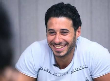 فيديو - تعرفوا على زوجة أحمد السعدني التي حاول ابعادها عن الأعين