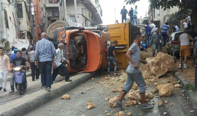 جرحى بإنقلاب شاحنة محملة بالصخور في طرابلس