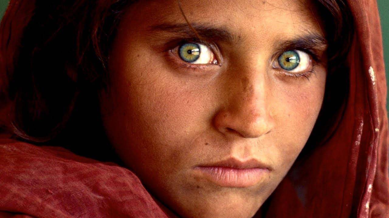 السلطات الباكستانية تلقي القبض على “موناليزا الأفغانية” صاحبة الصورة الشهيرة والسبب؟