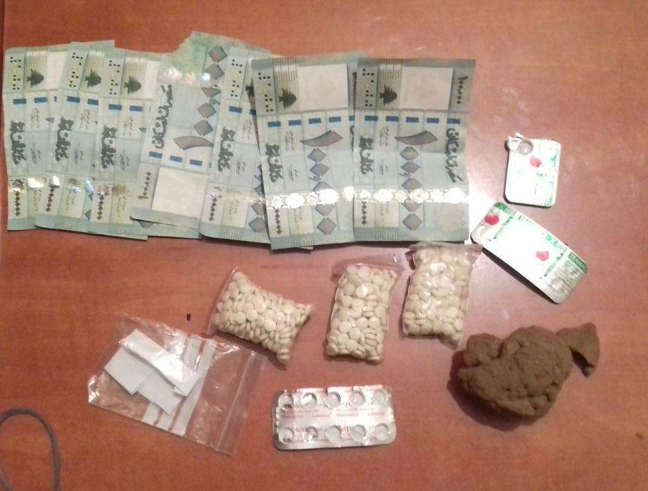 حاول تهريب 600 حبة "كبتاغون" و"ترامال" وكوكايين