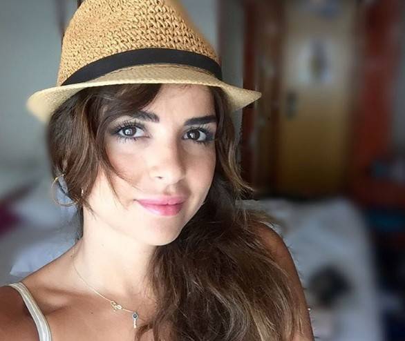 صورة تجمع نوال بري بشقيقتها "المحجبة".. من أجمل؟