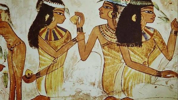 قصص غريبة وراء ظهور الملابس الداخلية.. هذه أبرزها
