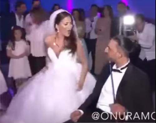 بالفيديو.. رقصة مجنونة لعروس أمام عريس "يدخن الشيشة"