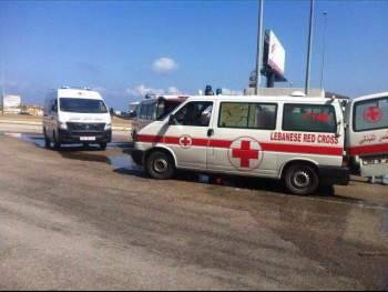 نقل مواطنة الى مستشفى جبل عامل في صور جراء انقلاب سيارتها