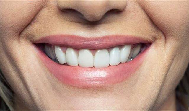 لماذا أشعر بطعم معدني في فمي؟