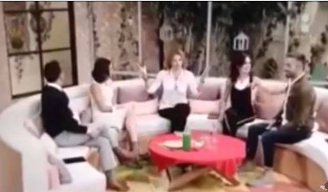 بالفيديو.. لحظة ظهور "شبح" خلف وسيطة روحانية أثناء بث تلفزيوني
