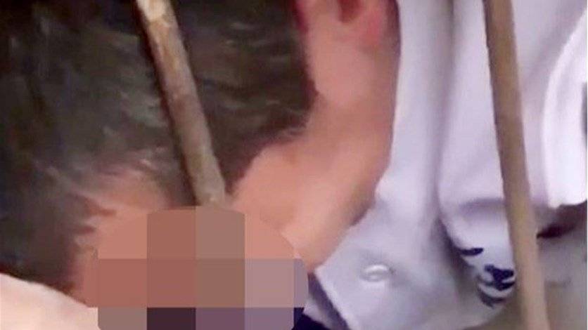 بالفيديو: احتجاز طفل وتعرضه للسخرية الشديدة... فما السبب!
