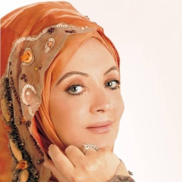 هل تذكرون الفنانة شهيرة؟ تعرفوا على شقيقتها المذيعة المشهورة