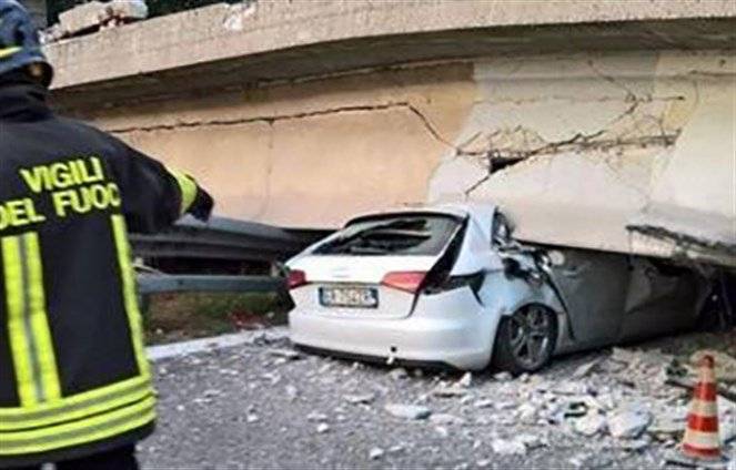 بالفيديو والصور: جسر بإيطاليا يسقط على سيارات في لحظة مروعة