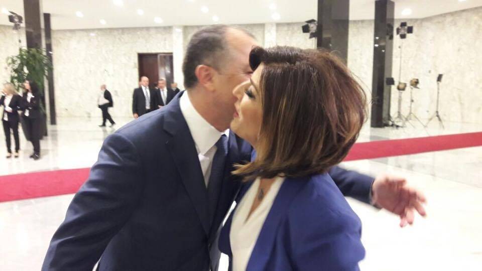 لماذا قبّل بو صعب الزميلة هدى شديد على الهواء؟