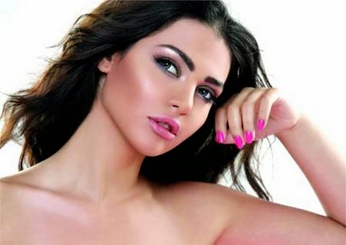 بالصورة.. قمر مثيرة على الدراجة!