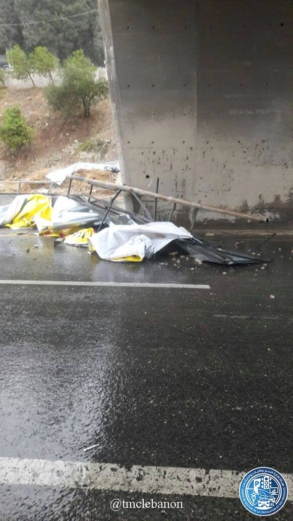 بالصورة التحكم المروري: سقوط لوحة إعلانية على أوتوستراد شكا بإتجاه بيروت الأضرار مادية وحركة المرور كثيفة في المحلة