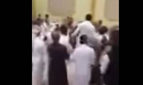 بالفيديو.. حفل زواج يتحول لحلبة مصارعة