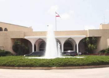 وصول سيارة الرئاسة الأولى الى أمام مبنى مجلس النواب