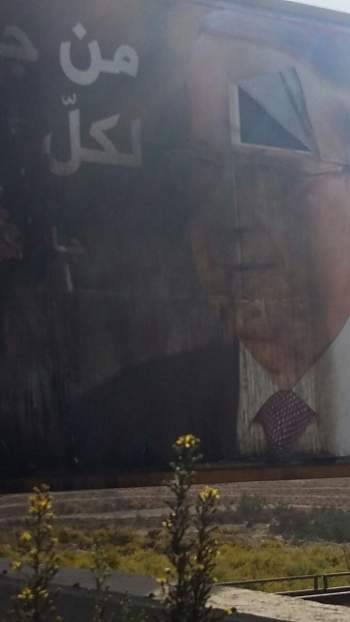 تمزيق صورة كبيرة للنائب ميشال عون عند اتوستراد الشماع بصيدا