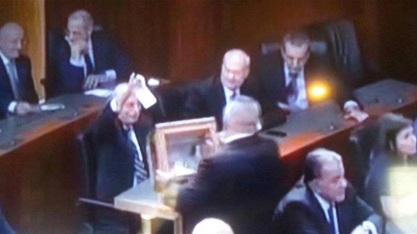 ماذا غرّد جنبلاط من داخل قاعة مجلس النواب؟