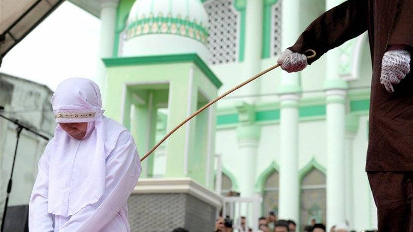شابّة ضُربت علناً للجلوس بالقرب من حبيبها