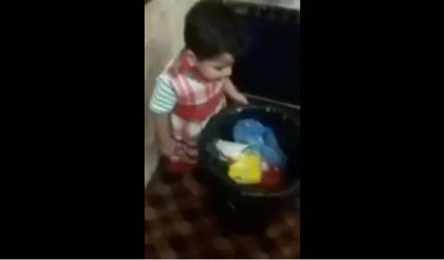بالفيديو.. أم تتفاخر بضرب ابنها ساعة كاملة بسبب "حبها للنظافة"