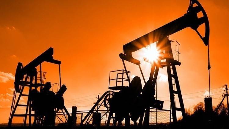 النفط يرتد من أدنى مستوياته في شهر