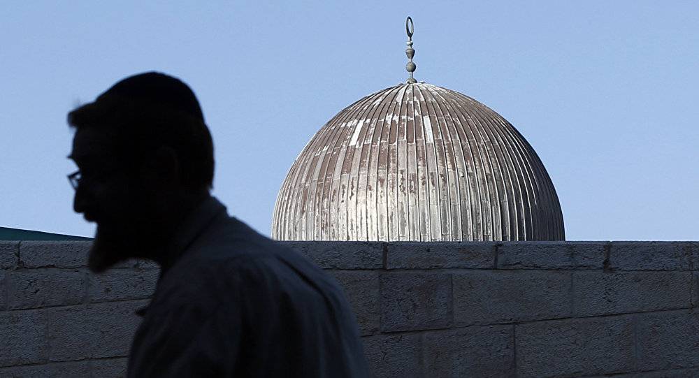 بالفيديو...اشتباكات بين الحاخامات اليهود ونساء حاولن الوصول لحائط البراق