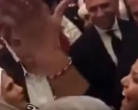 بالفيديو - نجمة تركية تقرص أردوغان.. ما كانت ردة فعله؟