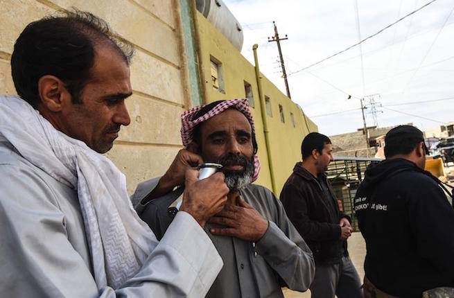ماكينات حلاقة على تخوم الموصل للاحتفال بـ”التحرير”