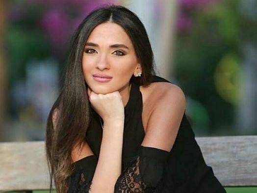 بالفيديو.. ساندي تابت تسرق سيرين عبد النور!
