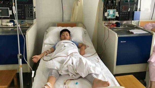 طفل يكسب وزناً لإنقاذ والده.. إليكم قصته المؤثرة