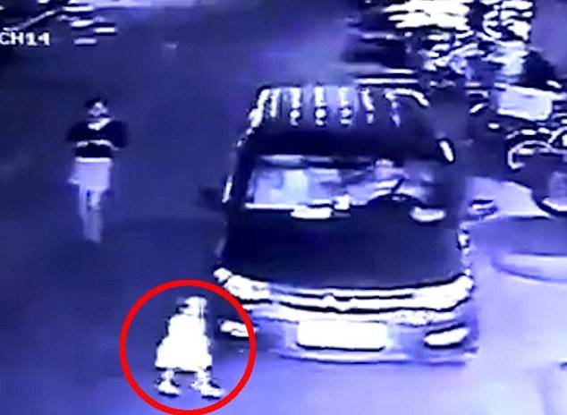 بالفيديو.. انشغلت بهاتفها فقُتلت طفلتها أمام عينيها