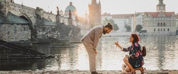 خططت عامين لمفاجأة حبيبها بعرض الزواج منه.. فماذا حصل؟!