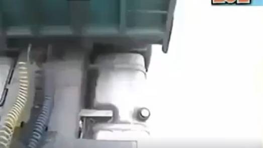 بالفيديو..طريقة مبتكرة لسرقة البنزين!