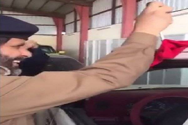 بالفيديو.. هكذا تفتح باب السيارة في حال فقدان المفتاح
